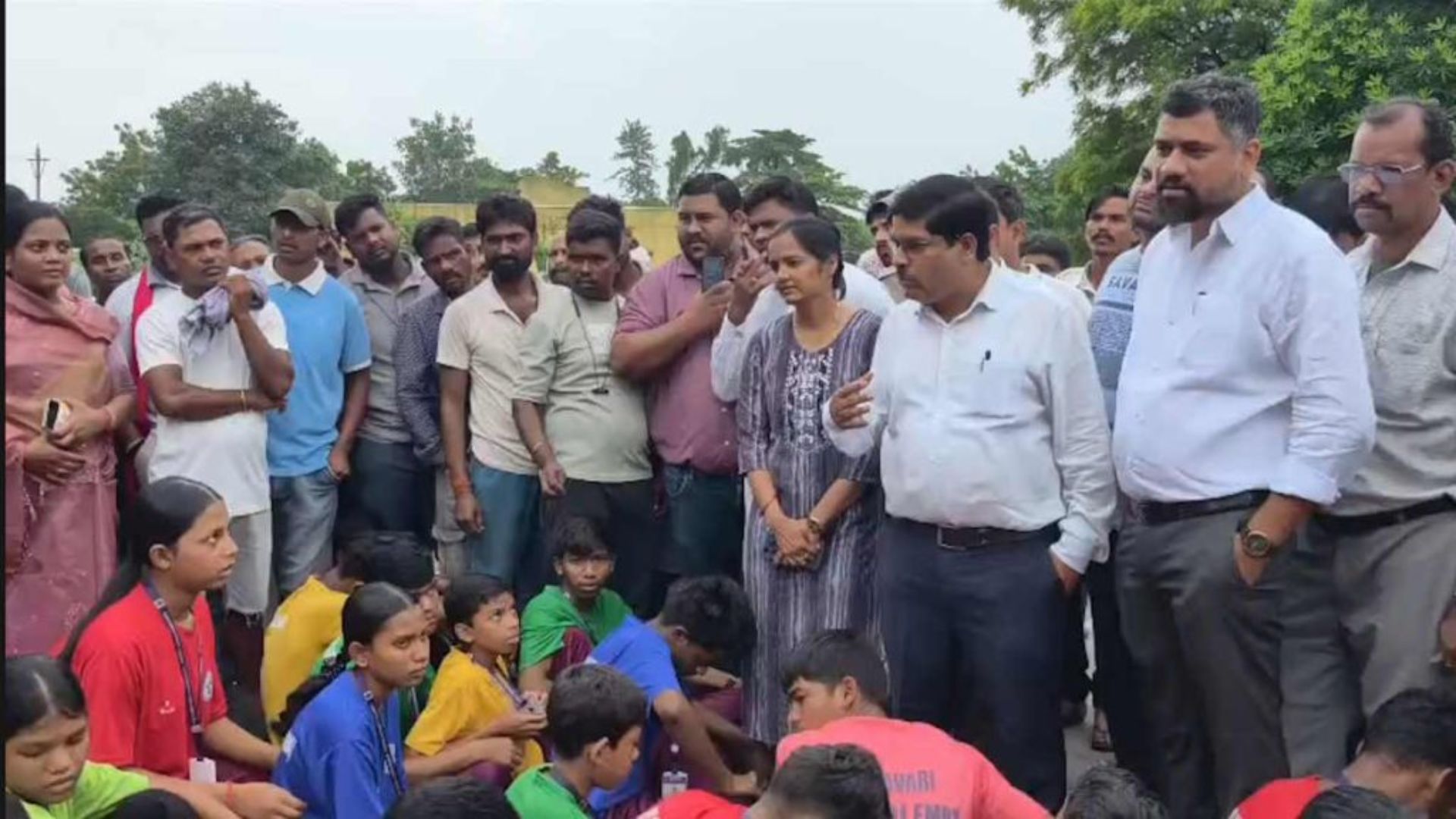 Korba News: खाने में कीड़े और सुविधाओं की कमी से नाराज छात्र सड़क पर उतरे, कार्रवाई के आश्वासन पर खत्म हुआ प्रदर्शन