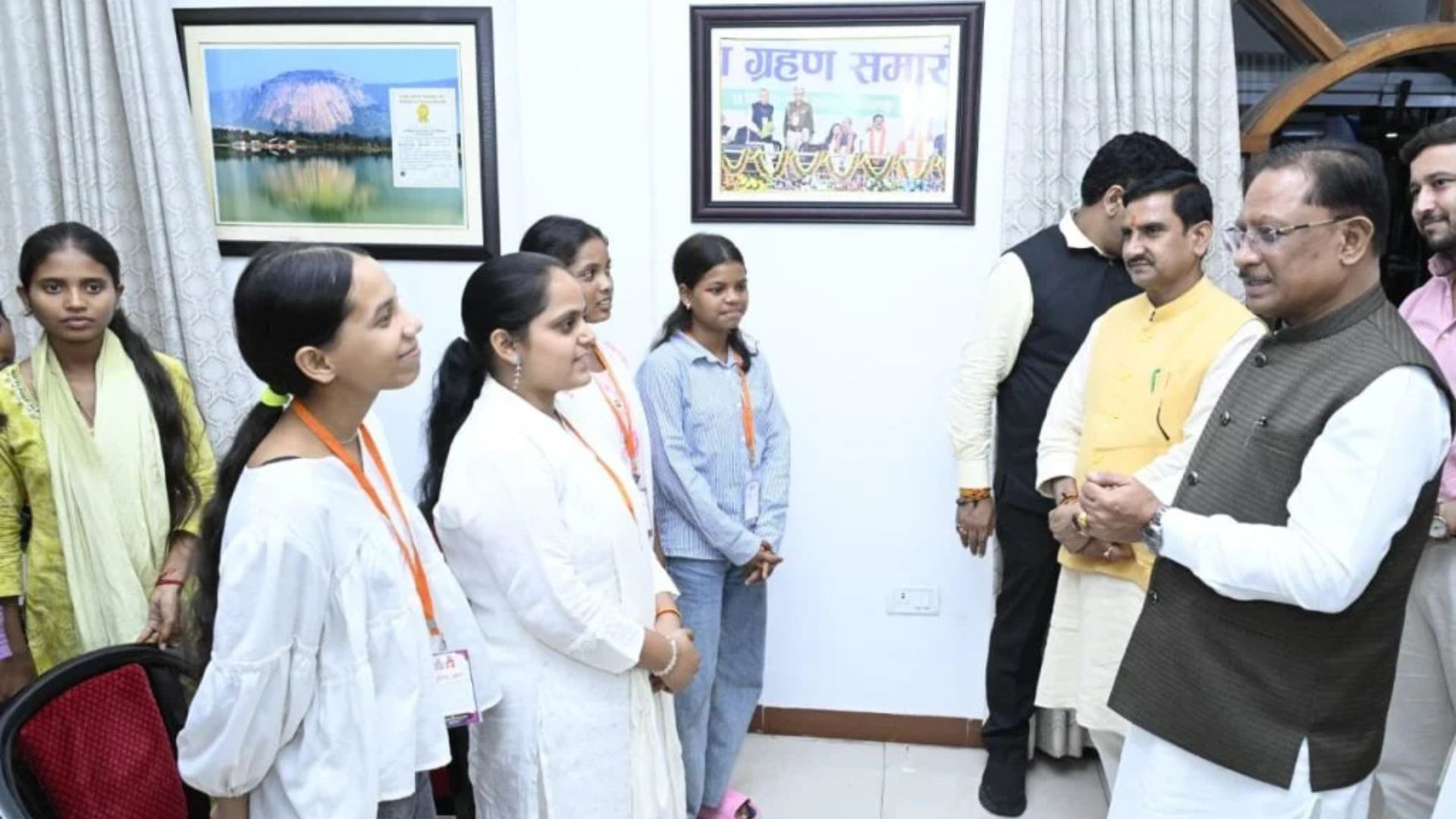 Raipur News: मेधावी छात्रों से रूबरू हुए CM साय, कहा- सफलता सिर्फ डॉक्टर-इंजीनियर बनने तक सीमित नहीं, हर क्षेत्र में हैं अवसर
