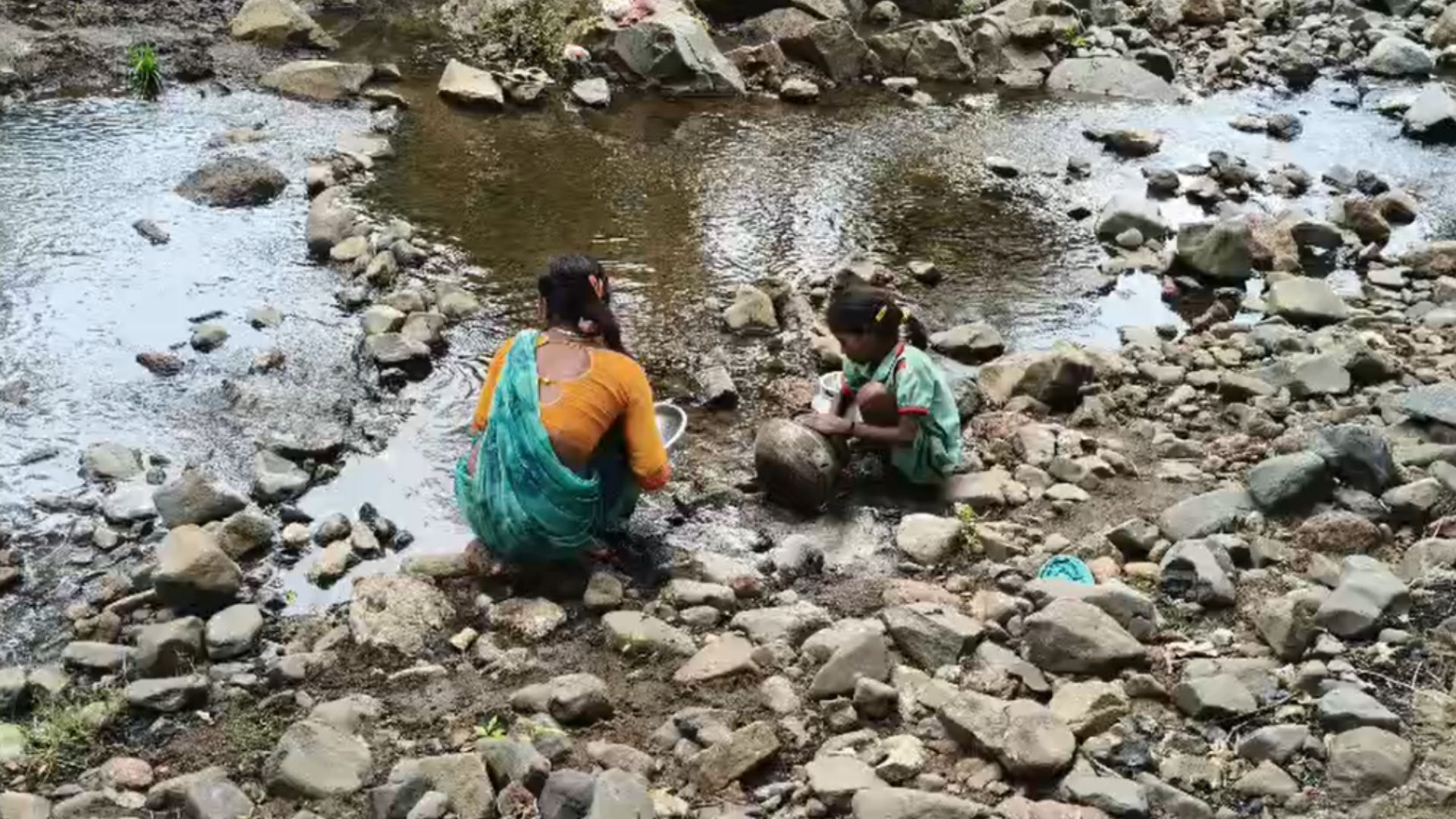 Kawardha News : ‘मौत हुई तो कौन जिम्मेदार?’ दूषित पानी पीने को मजबूर 35 बैगा परिवार, प्रशासन पर लापरवाही के आरोप