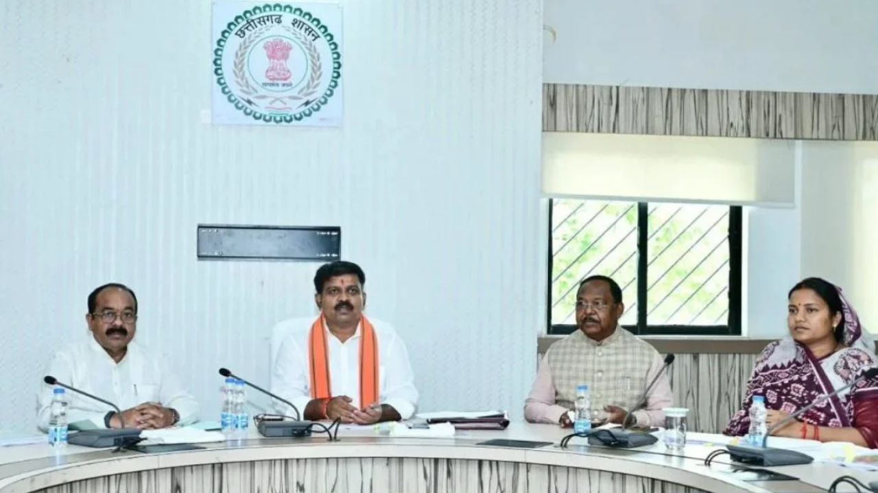 CG News: उप मुख्यमंत्री विजय शर्मा ने की राजनीतिक प्रकरणों की समीक्षा, लंबित मामलों को जल्द आगे बढ़ाने के निर्देश
