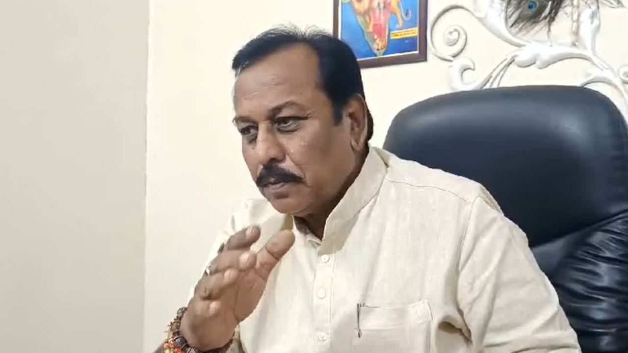 CG Durg News: ज्ञानेश कुमार के इस्तीफे की मांग पर सियासी घमासान, विजय बघेल ने कांग्रेस पर उठाए सवाल