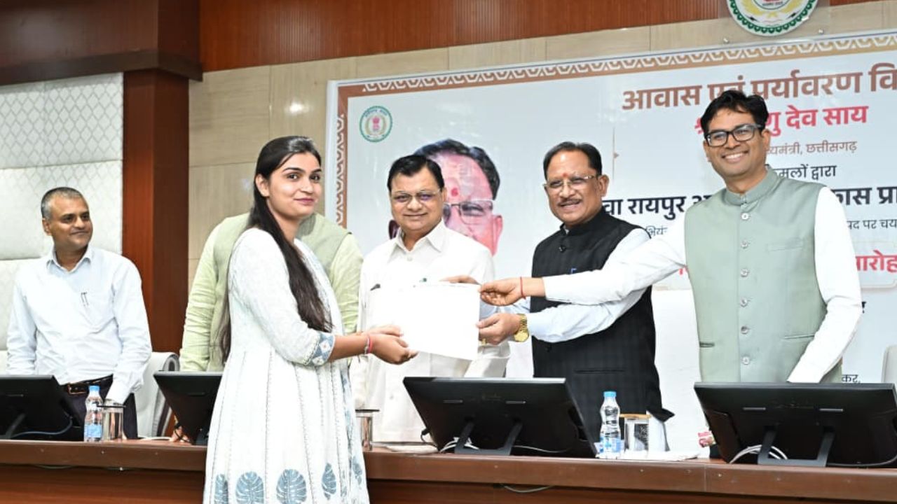 CG News: नौकरी से लेकर सरकारी सेवाओं तक बड़ा विस्तार, सीएम साय ने युवा इंजीनियरों को दिए नियुक्ति पत्र; CSC से जुड़ेंगी 907 सेवाएं