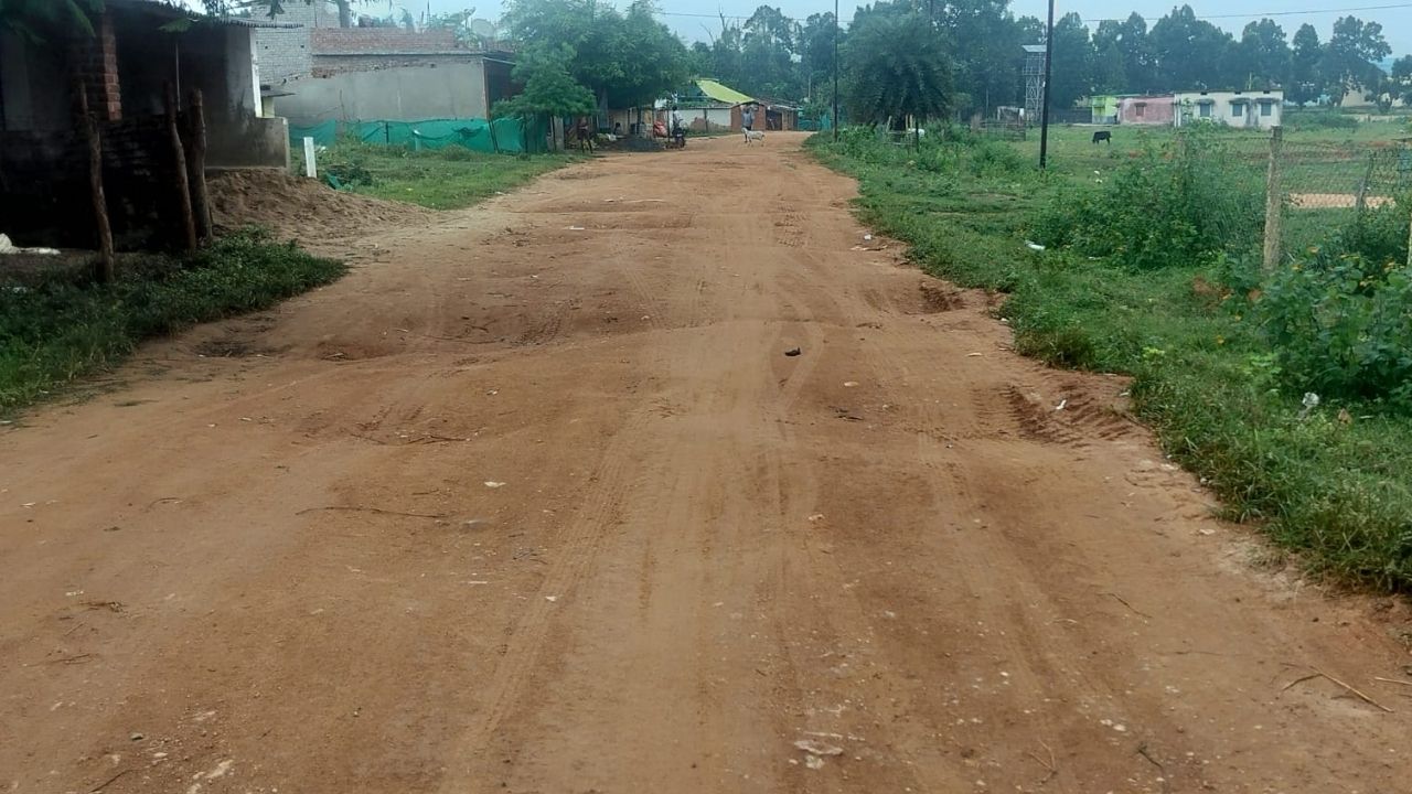 Surajpur News: सरपंच बदले, शासन बदला, लेकिन नहीं बदली सड़क की सूरत, कर्मचारी और ग्रामीण परेशान
