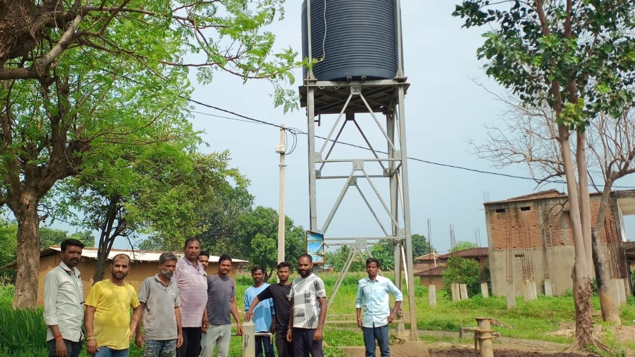 Pratappur News: नल-जल योजना की बदहाली से बढ़ी परेशानी, स्कूल के पंप से पानी लाने को मजबूर ग्रामीण; जिम्मेदारों पर उठे सवाल