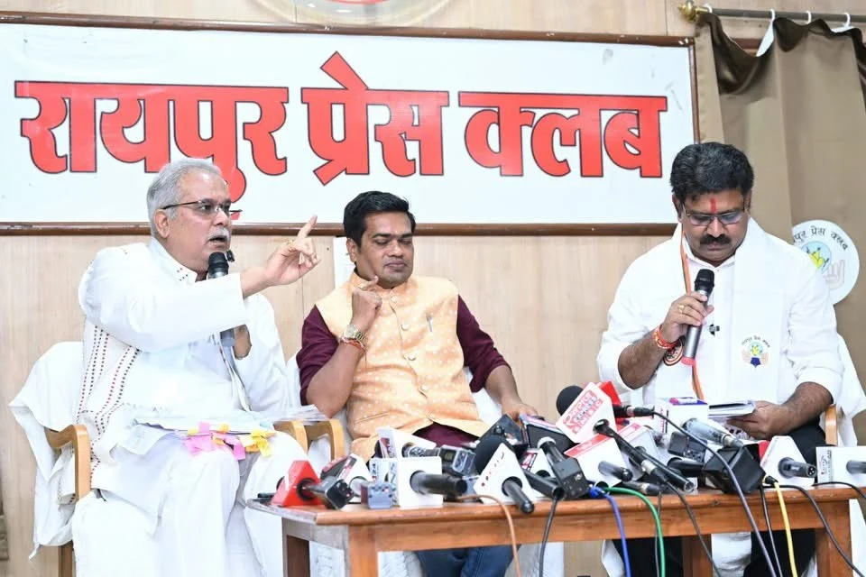 छत्तीसगढ़ में ऐतिहासिक लाइव डिबेट: PM आवास पर भिड़े भूपेश बघेल और विजय शर्मा, CM साय बोले- ’10 में 10 नंबर’