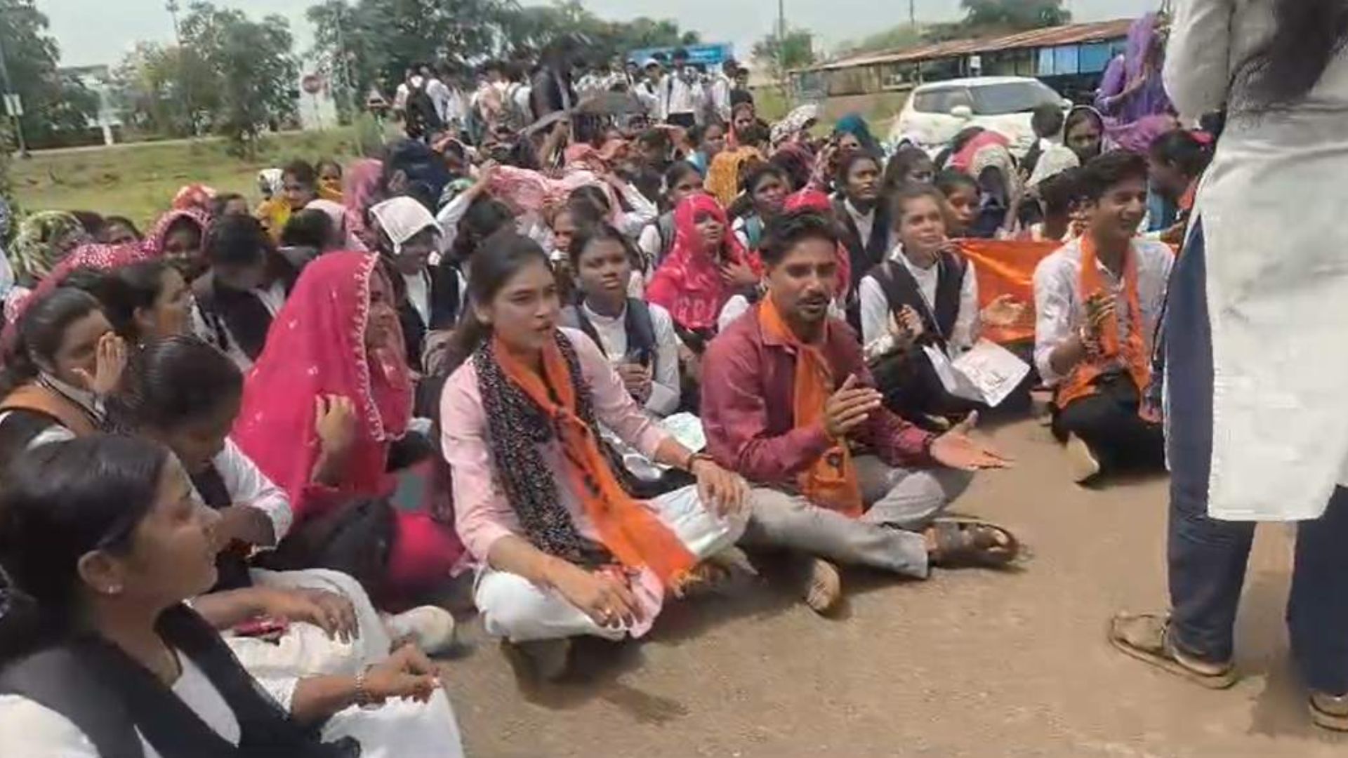 Balod News: प्राचार्य को हटाने सड़क पर उतरे छात्र, मूलभूत समस्याओं को लेकर डौंडीलोहारा कॉलेज में चक्काजाम