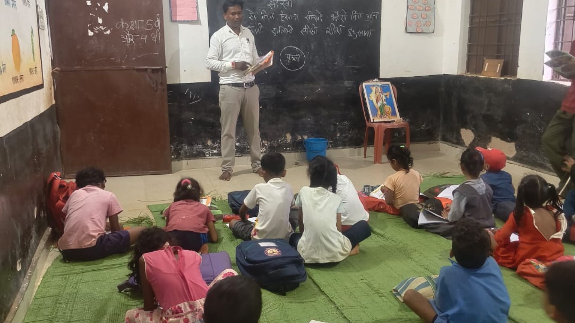 Bakawand News: गांव के बच्चों के लिए मिसाल बने सरपंच, निःशुल्क कोचिंग से मजबूत हो रही बुनियादी शिक्षा