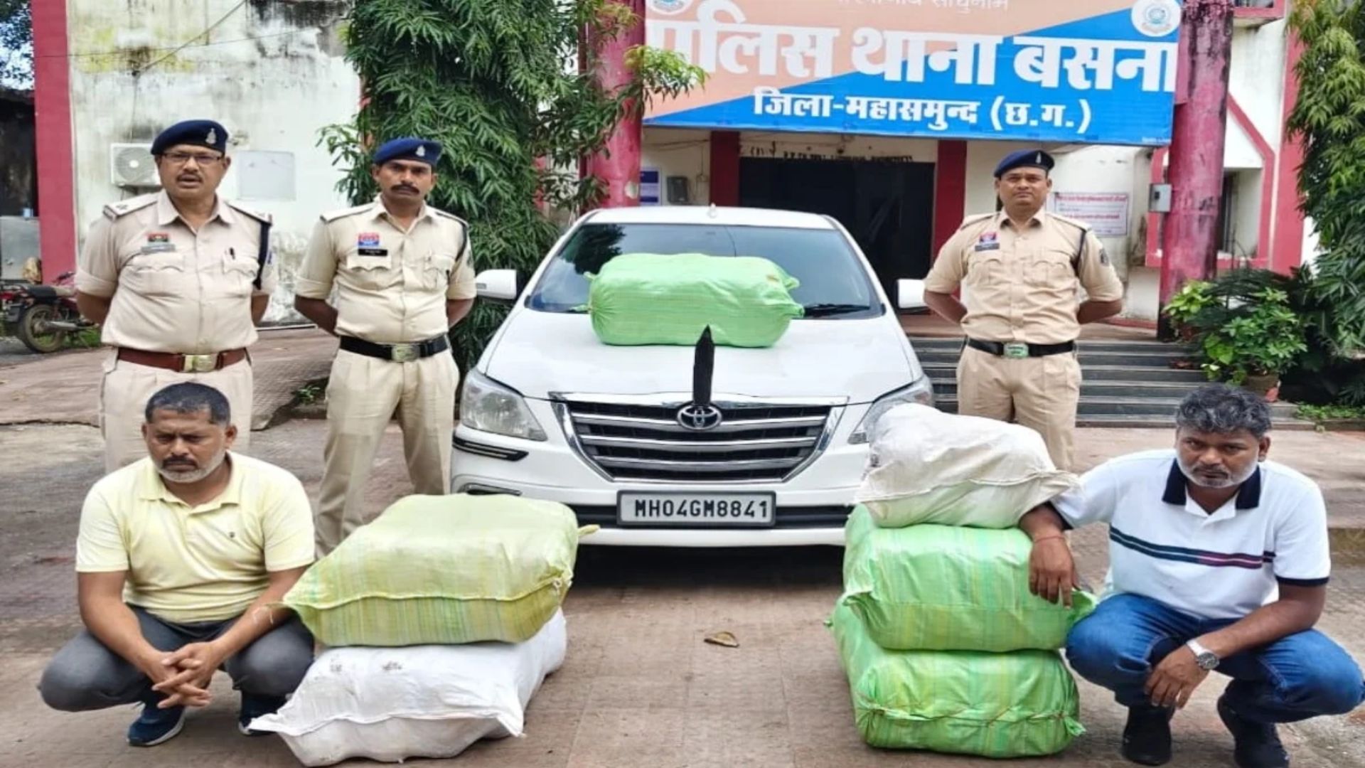 Mahasamund News: इनोवा कार से 132 किलो गांजा की तस्करी, पुलिस ने दो आरोपियों को पकड़ा, 81.20 लाख का माल जब्त