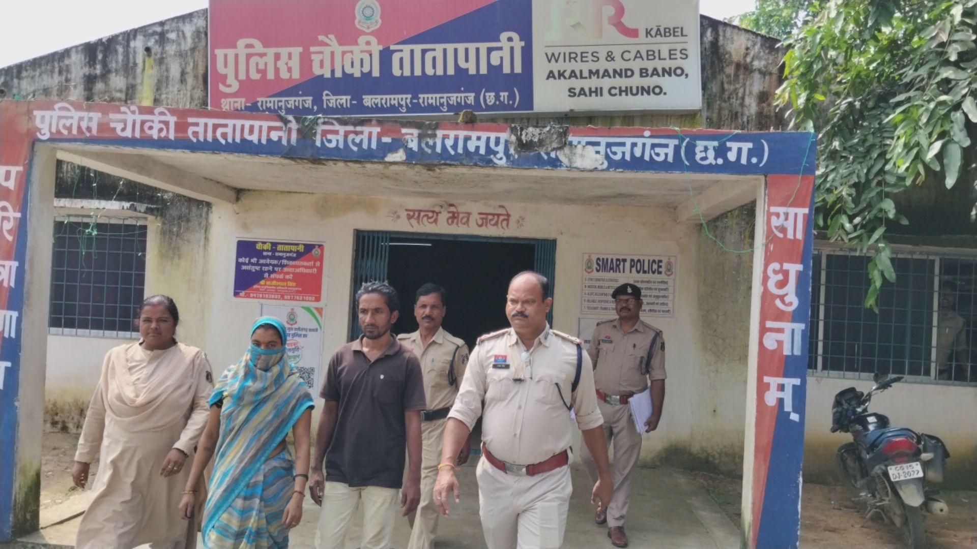 Balrampur News: घर का दरवाजा तोड़कर लगाई आग, 5 लाख का सामान जलकर खाक; फरार पति-पत्नी झारखंड से गिरफ्तार