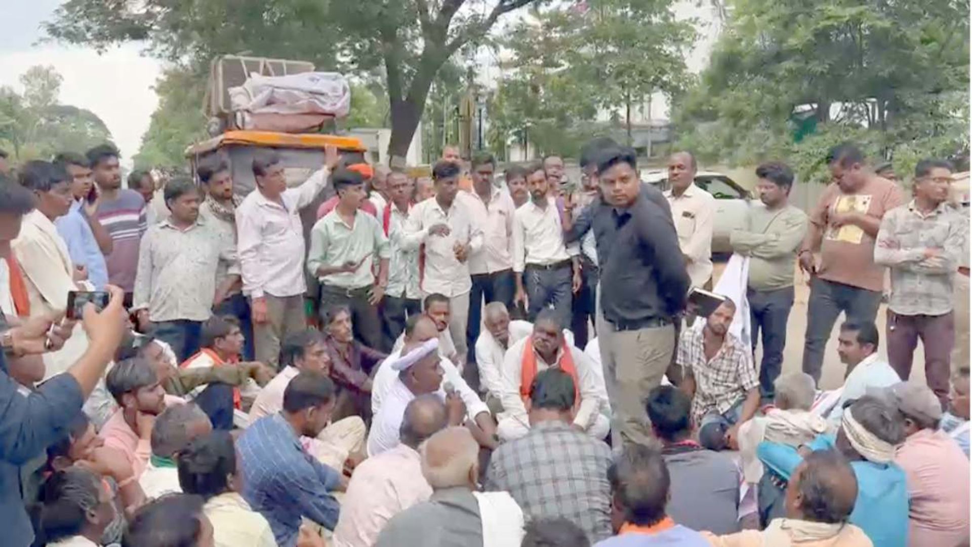 Khairagarh News: अल्प वर्षा से सूखे का संकट, सैकड़ों किसानों ने किया कलेक्ट्रेट का घेराव