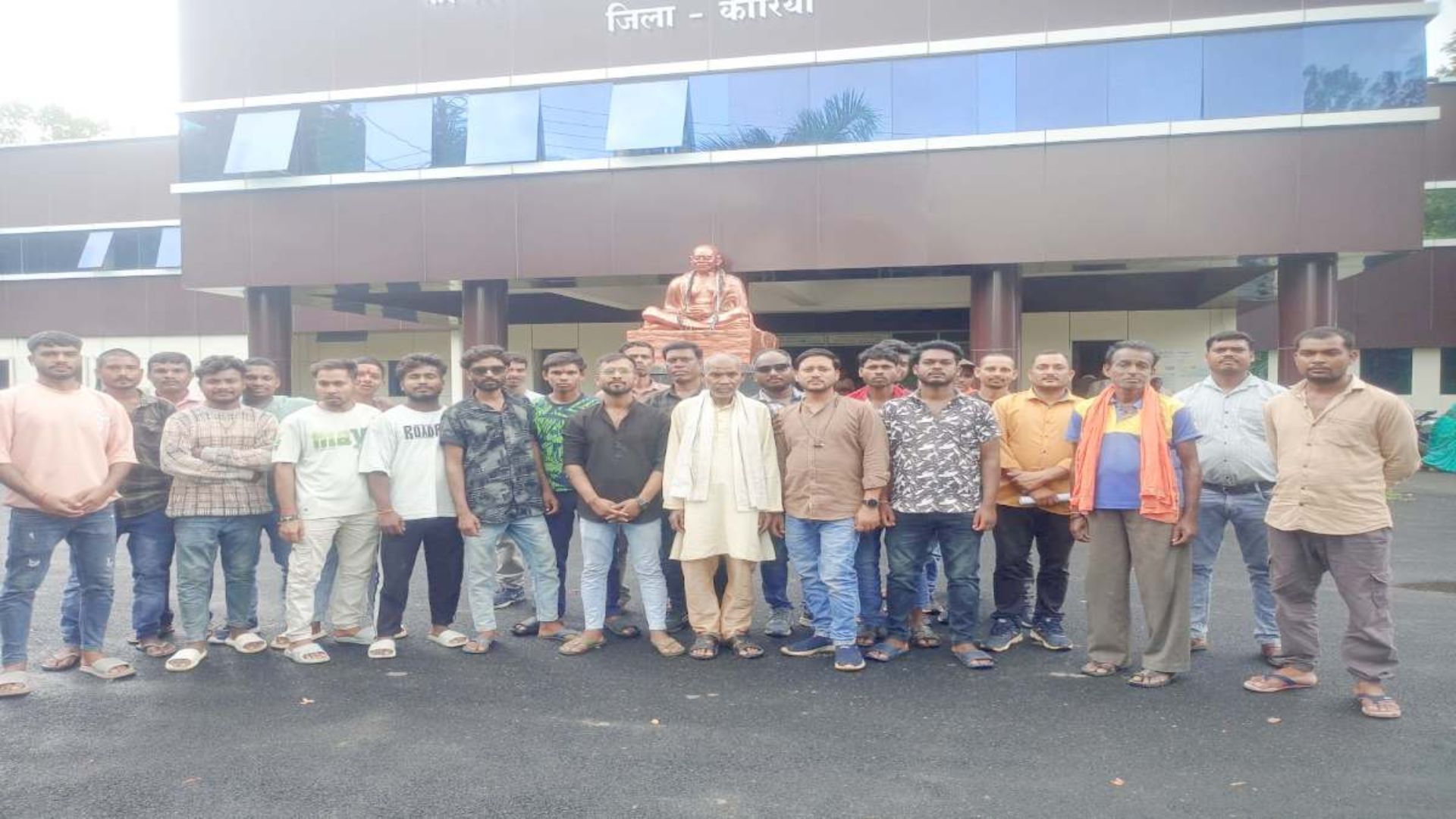 Baikunthpur News: मुक्तिधाम निर्माण को लेकर विवाद, ग्रामीणों ने कलेक्टर को सौंपा ज्ञापन