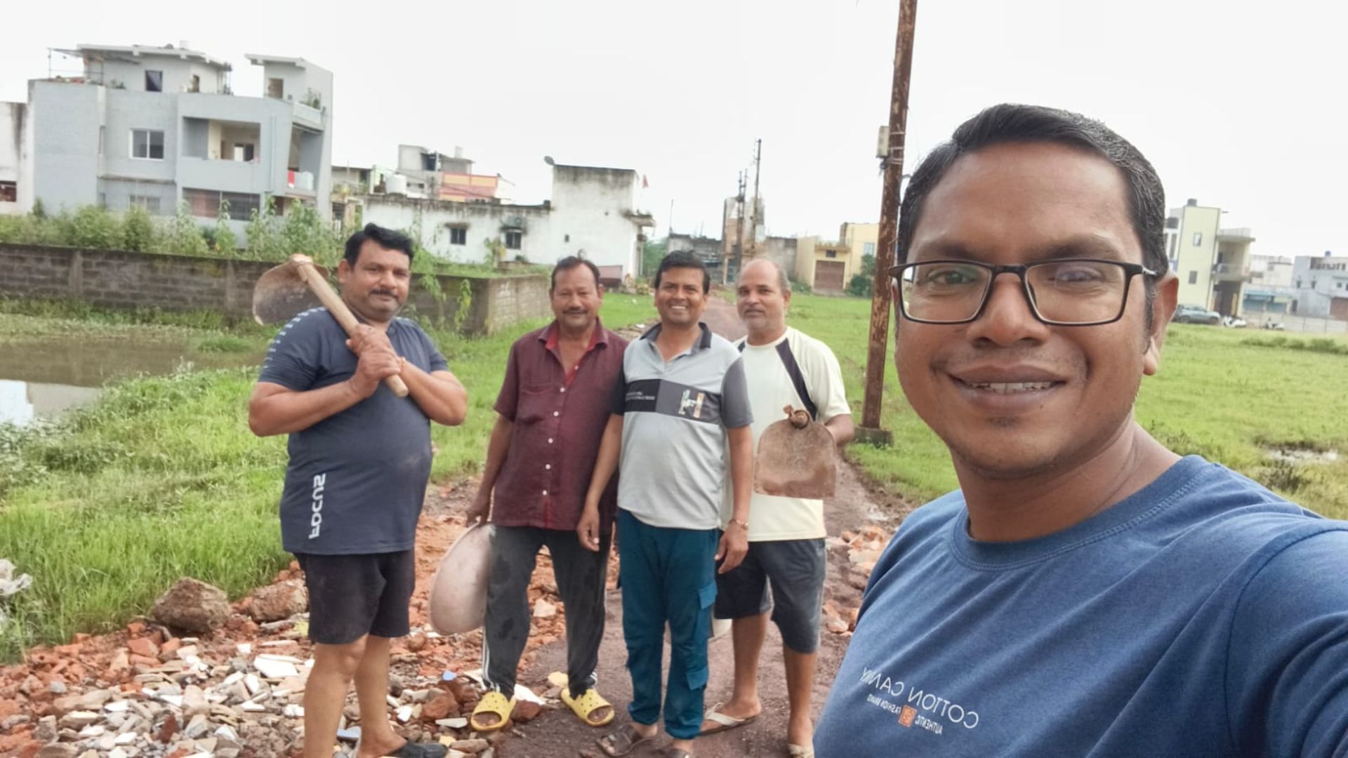 Raipur News: श्रमदान और आर्थिक सहयोग से वृंदावन कॉलोनीवासियों ने बना ली सड़क
