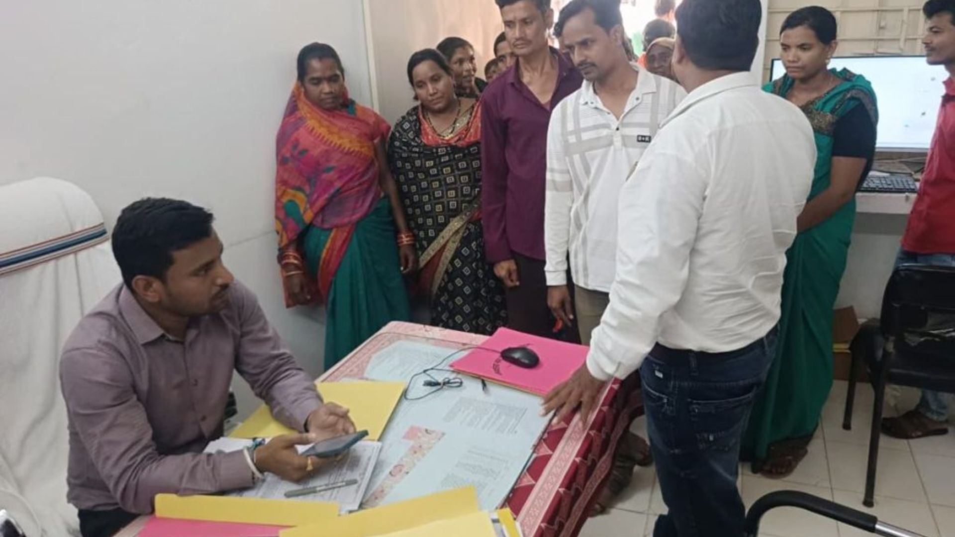 Gariaband News: दूषित पेयजल को लेकर भड़का आक्रोश, 40 से ज्यादा महिलाएं पहुंचीं नगर पंचायत