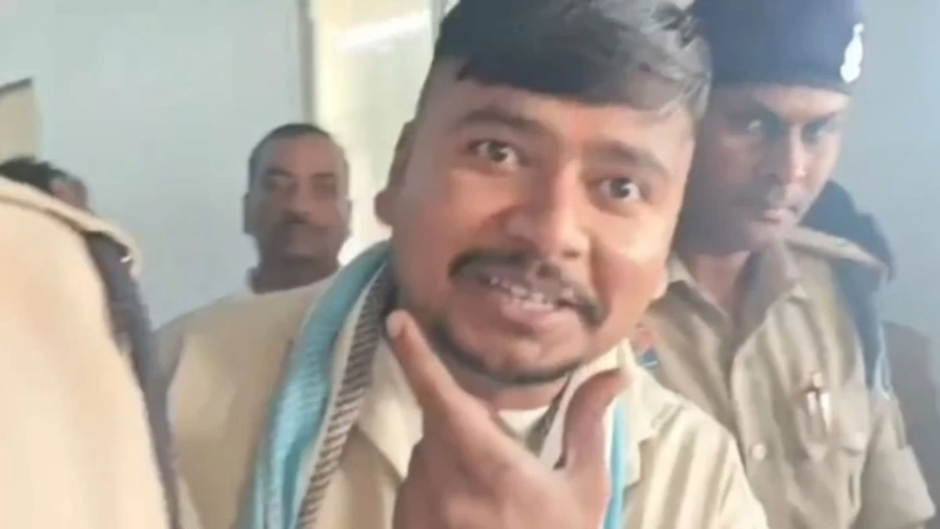 Ambikapur News: दोहरे हत्याकांड के दोषी कुलदीप साहू को पुलिसकर्मियों को कुचलने के प्रयास में 10 साल की सजा, कोर्ट से बाहर हंसते हुए दिया पोज