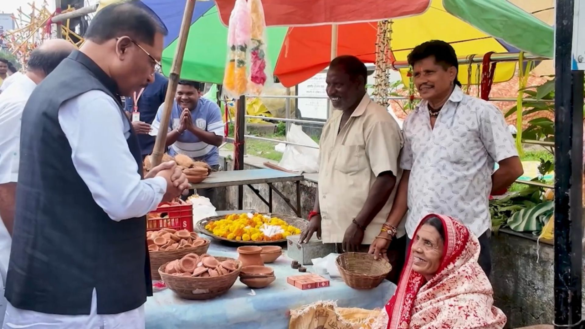Raipur News: CM साय का सहज अंदाज, मरीन ड्राइव में रुका काफिला; सड़क किनारे मीरा से खरीदा मिट्टी का दीया