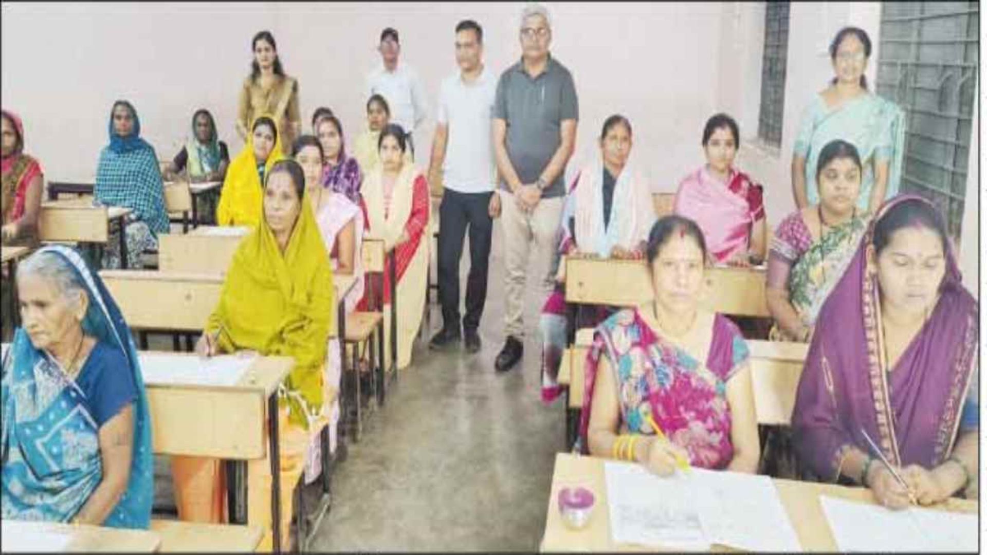 Balodabazar News: साक्षरता की मिसाल बनी महापरीक्षा, एक ही परिवार के पति-पत्नी, सास-ससुर और बेटा-बहू ने दी परीक्षा