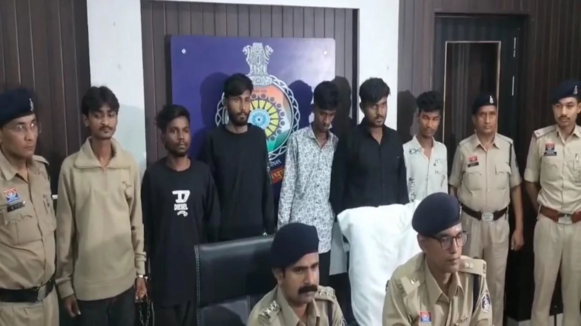 Durg News: नशे के कारोबार पर पुलिस की बड़ी कार्रवाई, 1200 अल्प्राजोलम टैबलेट और 2 एयर गन के साथ 6 आरोपी गिरफ्तार