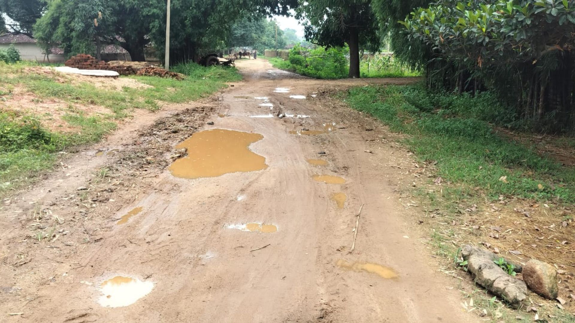 Pratappur News: एक गड्ढा पाटा, सैकड़ों को भूल गए! सेमरा खुर्द की सड़क पर पंचायत की मरम्मत पर उठे सवाल