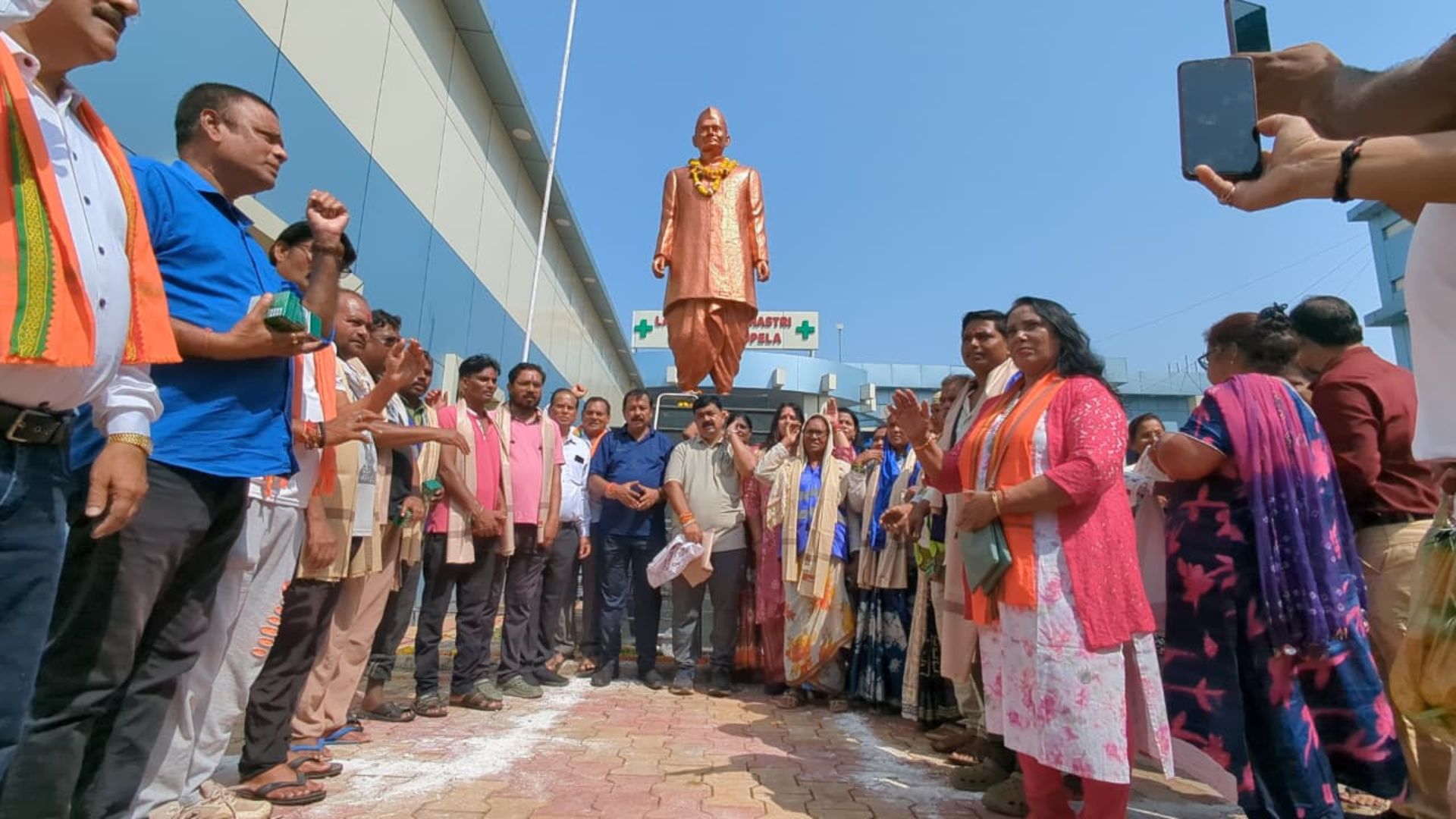 Bhilai News: गांधी-शास्त्री जयंती पर सांसद विजय बघेल ने लाल बहादुर शास्त्री अस्पताल में चलाया स्वच्छता अभियान, मरीजों को बांटे फल
