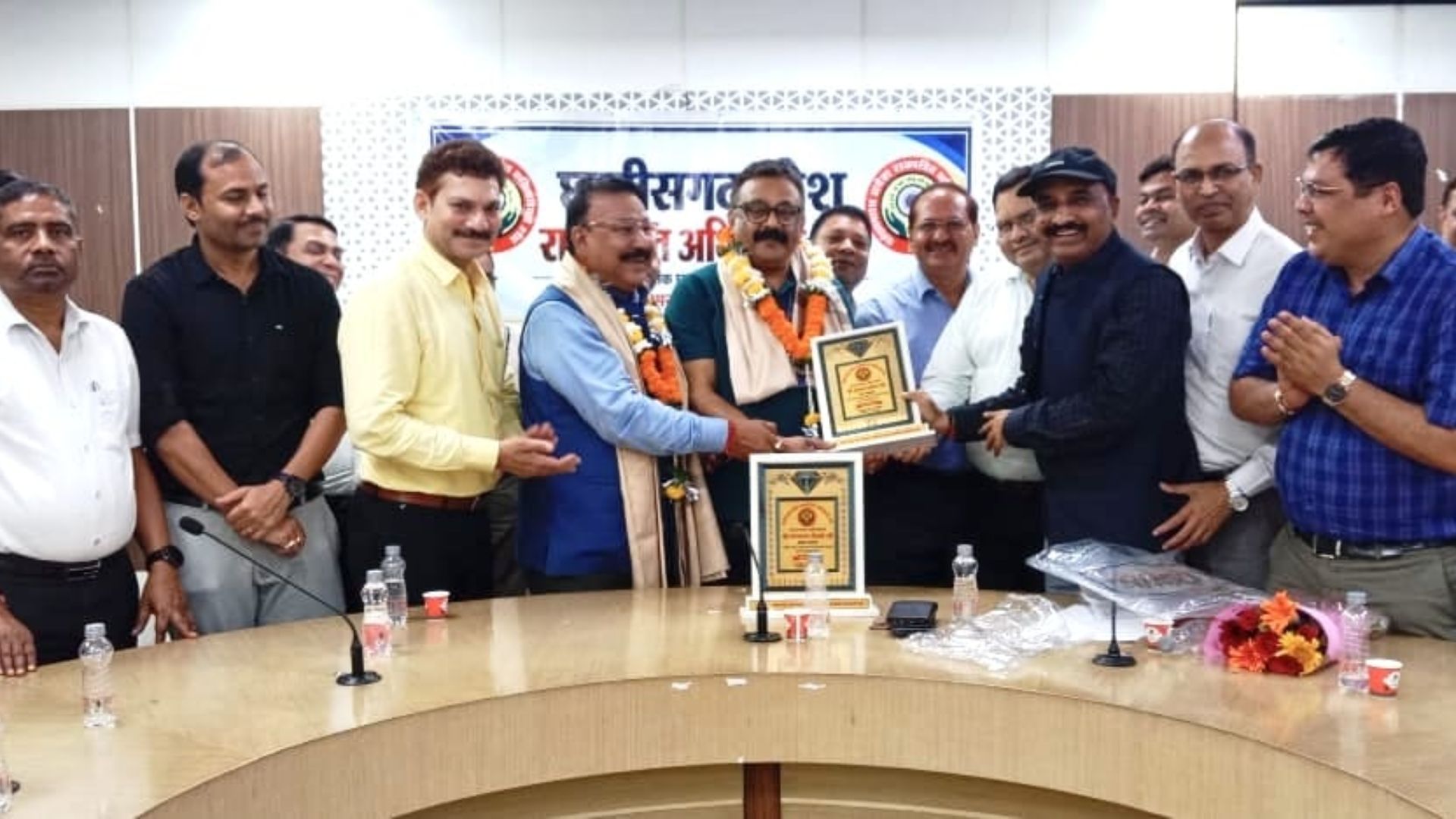 Raipur News: सेवानिवृत्ति के बाद भी भूपेंद्र पांडेय और नंदलाल चौधरी के अनुभव का मिलेगा लाभ, राजपत्रित अधिकारी संघ ने किया अभिनंदन